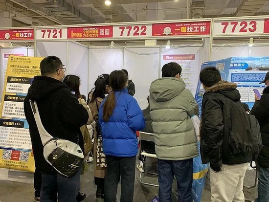 春季大型招聘会上,年轻应聘者聚在企业摊位前。摄影:高佳
