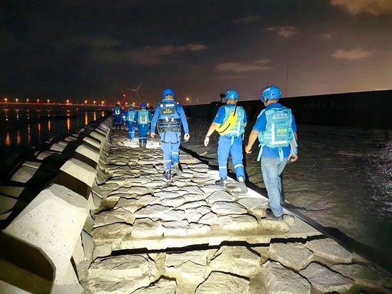  上海藍天救援隊隊員在搜尋。上海藍天救援隊 供圖