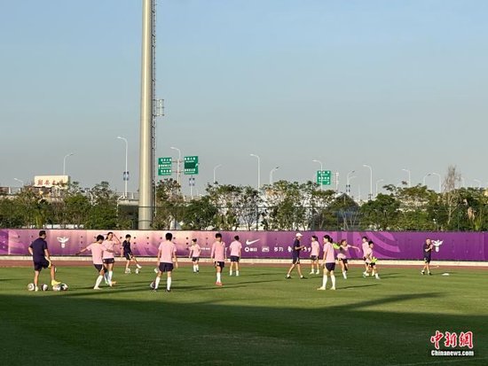 中國女足賽前訓練。中新網記者 卞立群 攝