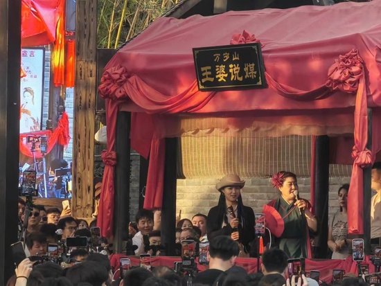 赵梅回归《王婆说媒》舞台。图/九派新闻 马婕盈