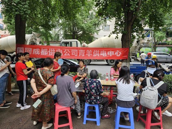 供電公司正在為居民提供充電服務。 攝影/上遊新聞記者 李文滔