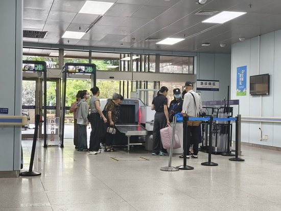 7月20號,在急診北1門,嚴密的安檢正在有序進行 周昱帆 攝