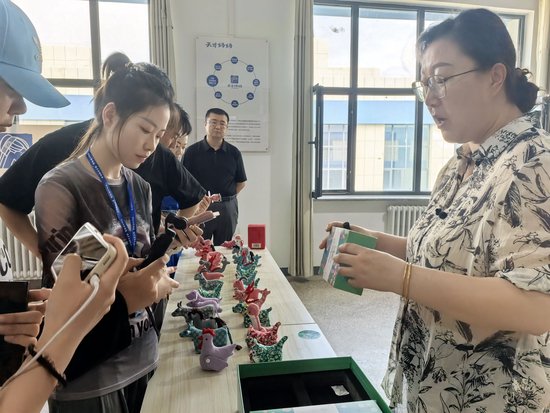楊穎正在向記者團介紹產品