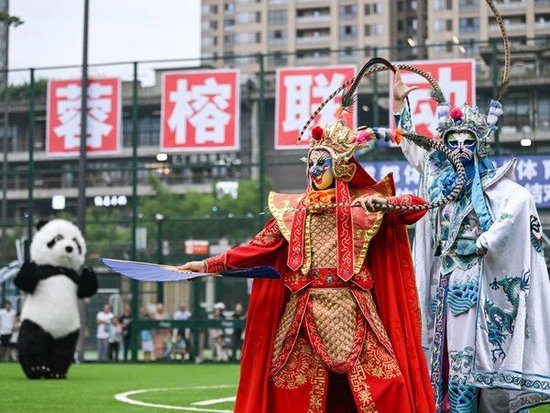 ▲7月10日,川劇演員在比賽間隙表演變臉。當晚,來成都交流的貴州榕江「村超」文旅隊與成都體投隊足球交流賽在成都西村大院舉行。綠茵場上運動員激烈角逐,來自兩地的演員也帶來了特色民俗文化表演,讓觀眾在快樂、輕鬆的氛圍中感受足球運動的魅力。 新華社記者 王曦 攝