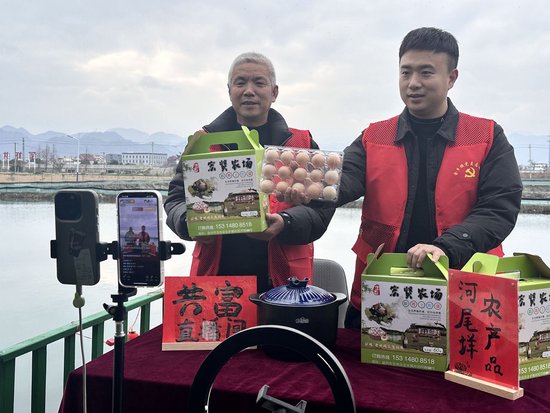 在蒼南金鄉鎮，永興、半浹連、河尾垟等當年受災的臨近村落，正連片建設美麗江南水鄉新景。圖為河尾垟村設在河邊的「共富直播間」。金鄉鎮 供圖