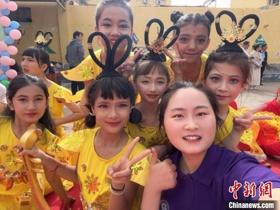 圖為楊婉迪與學生合照。(天津工業大學供圖)