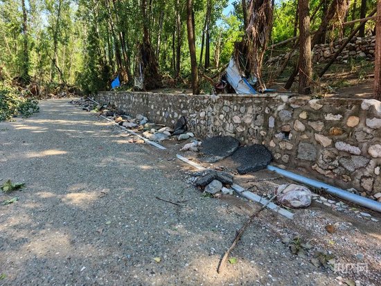 柏油路路面被洪水衝毀,只剩裸露的地基(央廣網記者 龐婷 攝)