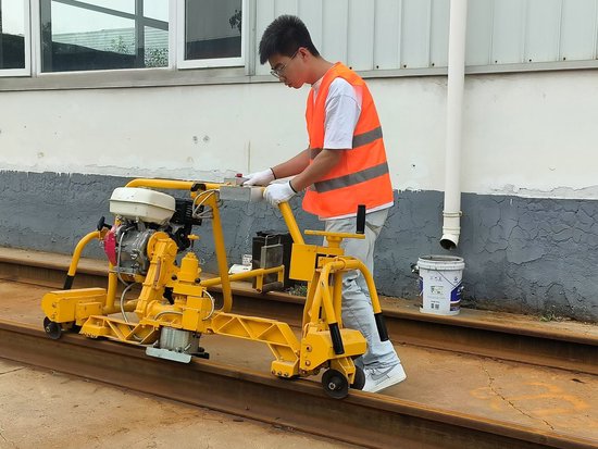 姚海鵬在備戰第十四屆「挑戰杯」（央廣網發 天津鐵道職業技術學院供圖）