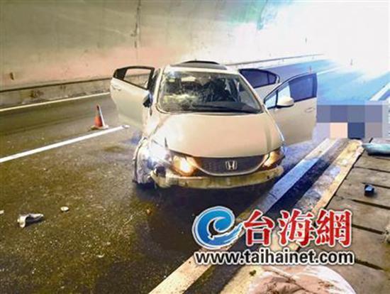 小车在龙岩高速隧道内翻车,挡风玻璃脱落。 台海网 图