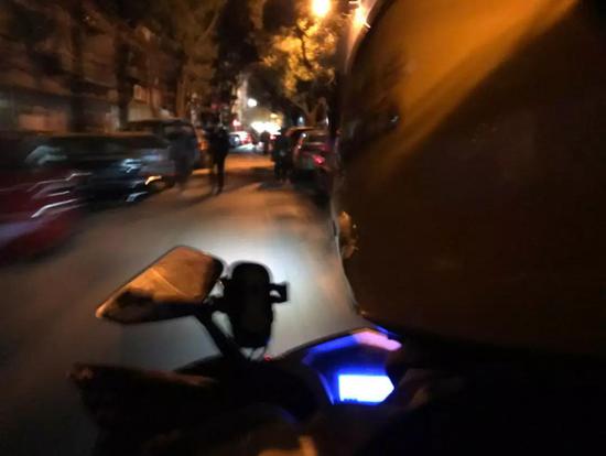 国是直通车 孙秋霞 摄