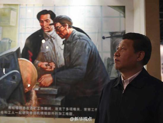 这是2014年3月17日,习近平在河南兰考县焦裕禄同志纪念馆。