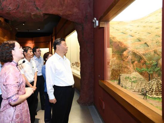  15日，习近平在赤峰博物馆了解当地历史文化沿革。