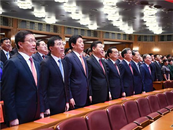 ↑9月29日,庆祝中华人民共和国成立70周年大型文艺晚会《奋斗吧 中华儿女》在北京人民大会堂举行。习近平、李克强、栗战书、汪洋、王沪宁、赵乐际、韩正、王岐山等党和国家领导人同4000多名观众一起观看演出。新华社记者 谢环驰 摄