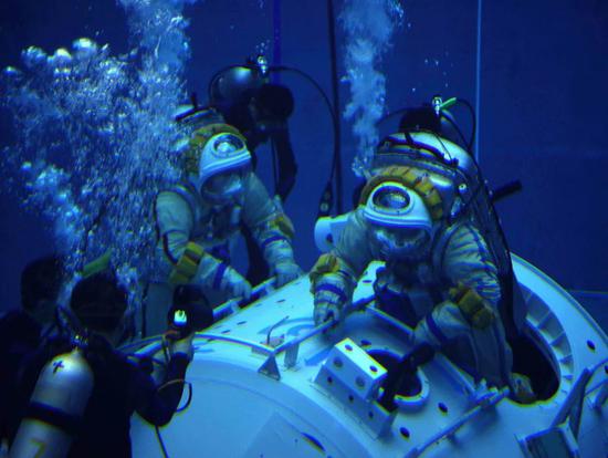 2008年3月24日，航天員著艙外航天服在模擬失重訓練水槽進行出艙活動任務訓練。