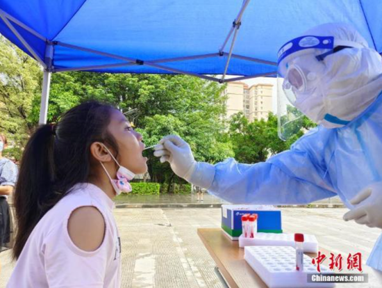 7月7日,云南瑞丽,主城区的市民在社区内进行核酸检测。从当日8时起,瑞丽市主城区和畹町片区开展新一轮核酸检测。 中新社记者 韩帅南 摄