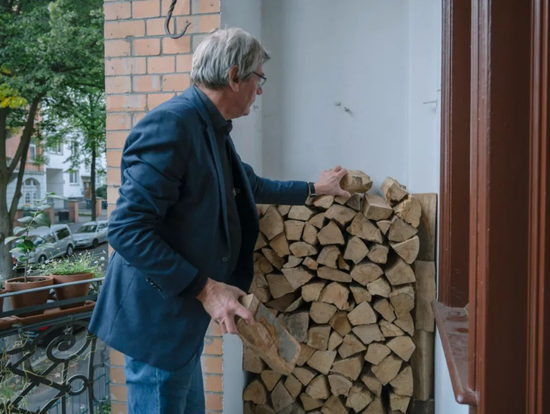 2022年9月，一位德国市民为即将到来的冬天囤积木柴。