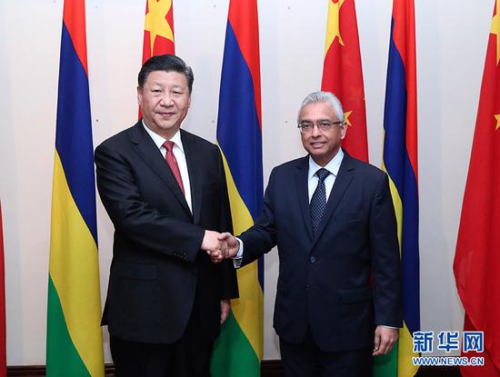 7月28日，国家主席习近平在毛里求斯会见毛里求斯总理贾格纳特。 新华社记者 庞兴雷 摄