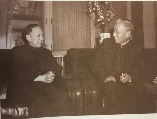 1956年2月,刘少奇同科学家钱学森交谈。