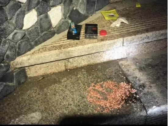 邱贝贝(化名)跳海后,台阶上留下了两包烟,一瓶水,以及一包散落在地的老鼠药。受访者供图