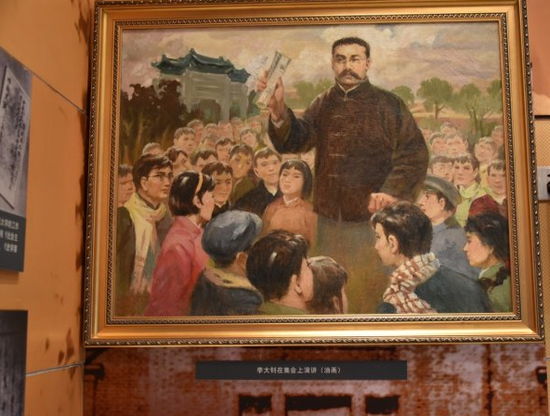 油画：李大钊在集会上演讲（翻拍自李大钊故居）