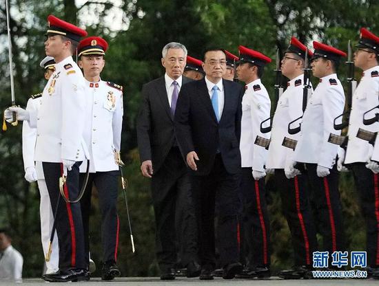 ▲11月12日，国务院总理李克强在新加坡总统府同新加坡总理李显龙举行会谈。这是会谈前，李显龙在总统府广场为李克强举行隆重的欢迎仪式。（新华社记者 刘卫兵 摄）