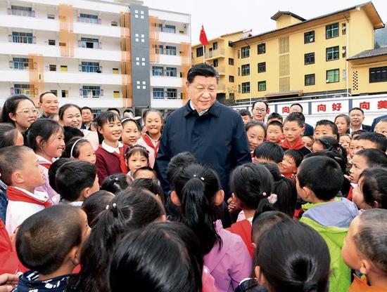 2019年4月15日，习近平在石柱土家族自治县中益乡小学同师生亲切交谈，了解义务教育保障情况。