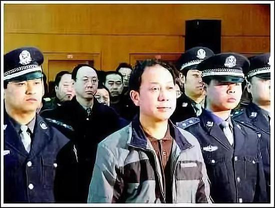 (图为陈平‘前排中’在法庭上受审。图源:《华商报》胡国庆)