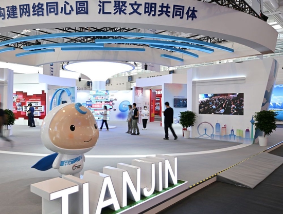 8月28日,在国家会展中心(天津),参会者在2022年中国网络文明大会现场参观展览。新华社记者 李然 摄