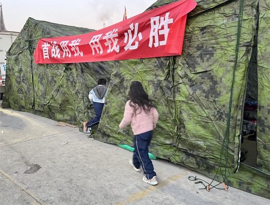 12月20日，大河家鎮臨時安置點，兩名孩童在帳篷外打鬧。