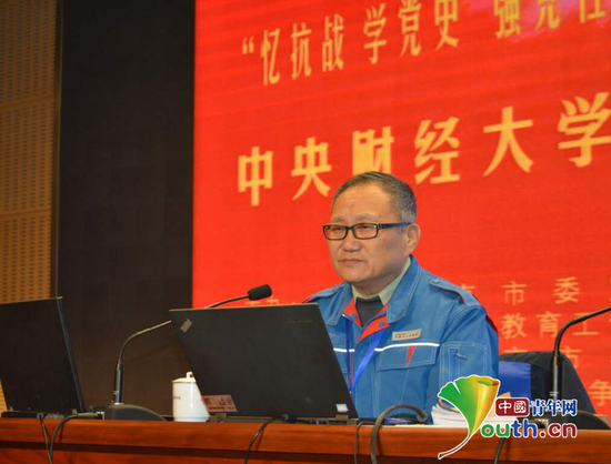 林汉京为首都大学生党员讲党课《抗战中的人民兵工》。张栓中 摄