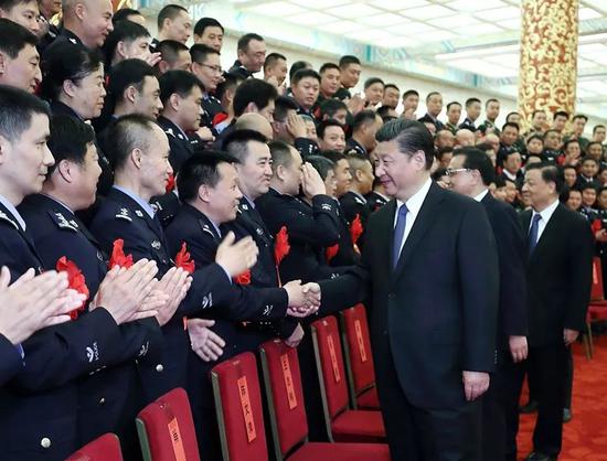 △习近平会见全国公安系统英雄模范立功集体表彰大会代表