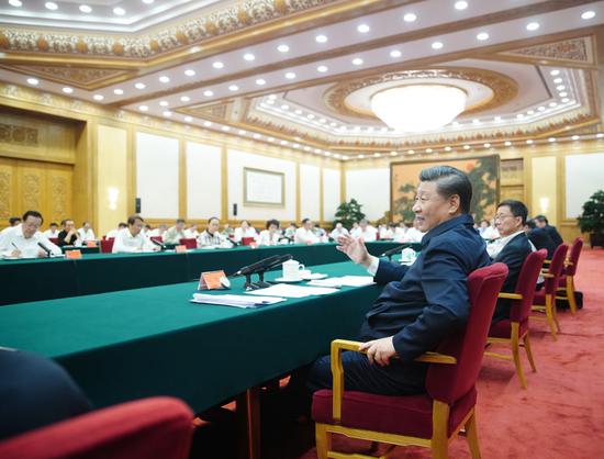 ↑ 9月22日,习近平在京主持召开教诲文化卫生体育范畴专家代表座谈会并揭晓主要发言,就“十四五”时期经济社会生长听取意见和发起。新华社记者 鞠鹏 摄
