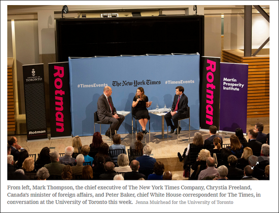 从左至右：《纽约时报》首席执行官马克·汤普森（Mark Thompson）、加外长弗里兰、《纽约时报》白宫首席记者彼得·贝克（Peter Baker） 报道截图