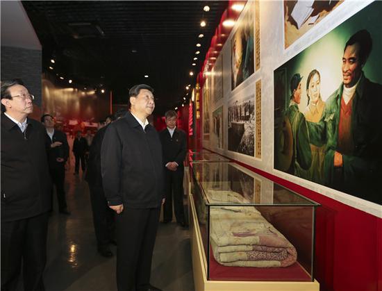 2014年3月17日至18日,中共中心总书记、国度主席、中心军委主席习近平在河南省兰考县调研引导党的群众门路教诲实践运动。这是3月17日,习近平观光焦裕禄同道怀念馆。 新华社记者丁林摄