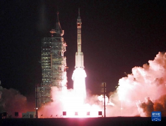1999年11月20日,中国第一艘载人航天实验飞船神舟一号在酒泉卫星发射中心发射升空。新华社发