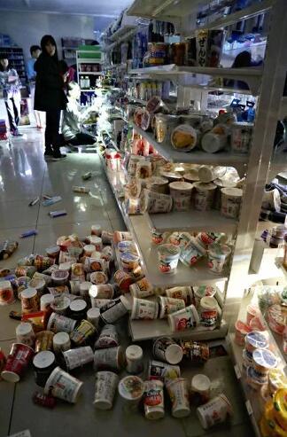 札幌市一家超市受地震影响,食品散落一地。(图源:读卖新闻)