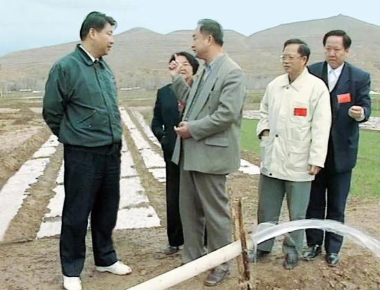 △1997年4月,习近平在宁夏隆德县考察,了解抽水灌溉情况。