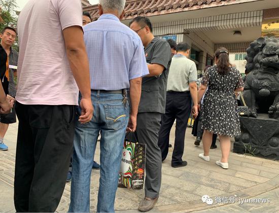 (等待进入旁听的家属需要经过法院人员一对一详细核对)