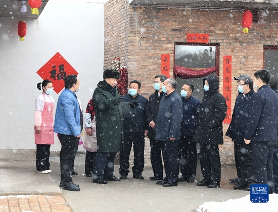 1月26日至27日,中共中央总书记、国家主席、中央军委主席习近平来到山西,看望慰问基层干部群众。这是26日下午,习近平在临汾市霍州市师庄乡冯南垣村受灾村民师红兵家看望。新华社记者 谢环驰 摄