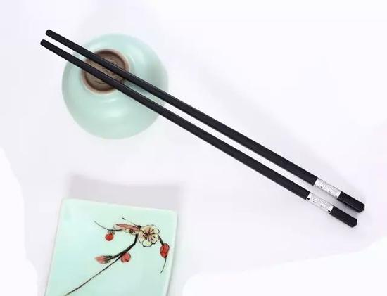 建议 :普通竹筷和木筷,保质期为3~6个月;金属的使用时间长点。