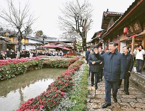 2025年3月19日至20日,中共中央總書記、國家主席、中央軍委主席習近平在雲南考察。這是19日下午,習近平在麗江古城考察時,與居民、遊客互動交流。 新華社記者 燕雁/攝