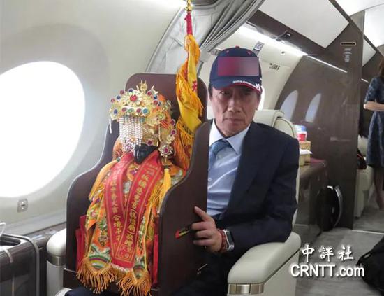 郭臺銘與他恭迎的媽祖、關公神像一同搭乘專機前往美國 圖自中評社