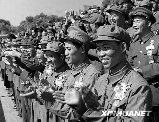 1953年10月1日，抗美援朝战争中凯旋的中国人民志愿军国庆节归国观礼代表团在天安门观礼台上。新华社记者 邹健东 摄