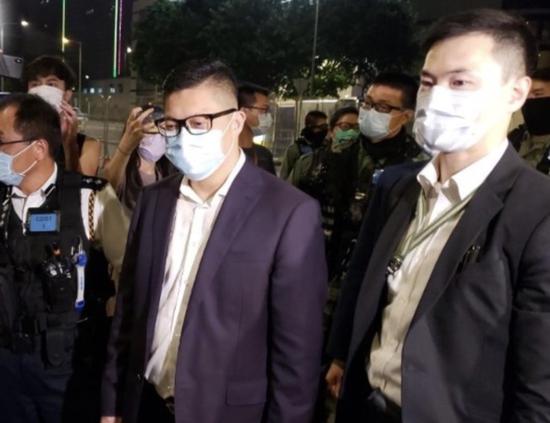警务到处长邓炳强亲身到立法会外摆设事情