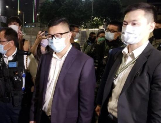 警务到处长邓炳强亲身到立法会外摆设事情