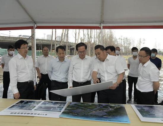 6月20日下昼,省委书记车俊赶赴沈海高速温岭段变乱现场,查抄引导处置事情。记者 梁臻 摄