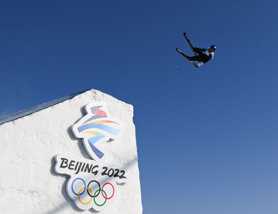 2月8日，中国选手谷爱凌在北京2022年冬奥会自由式滑雪女子大跳台决赛中。 图源：新华社