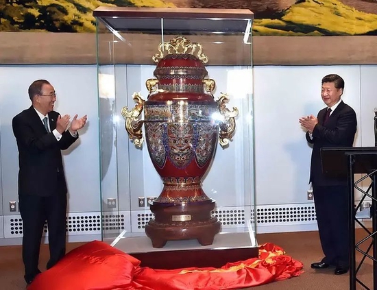2015年9月27日,国家主席习近平在纽约出席中国向联合国赠送“和平尊”仪式。新华社记者 李涛 摄