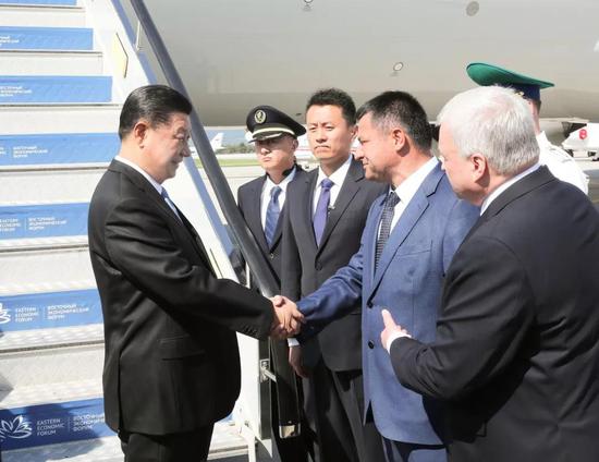 9月11日,国度主席习近平抵达俄罗斯符拉迪沃斯托克,应俄总统普京约请,列席第四届东方经济论坛。这是习近平步出舱门,俄罗斯高级官员在舷梯旁热情迎接。新华社记者 庞兴雷 摄