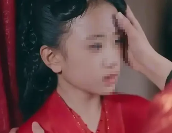 短剧引全网震怒:11岁女童演“替嫁新娘”,7岁嫁人、15岁生子,有多处搂抱镜头 多平台显示已下架